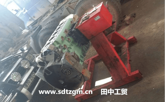 國外客戶使用田中發(fā)動(dòng)機(jī)拆裝翻轉(zhuǎn)架.png