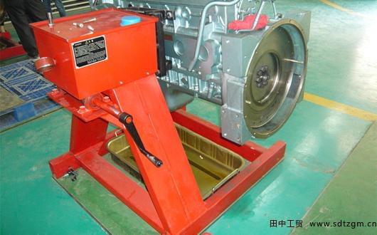 重汽商用車培訓(xùn)基地在使用田中工貿(mào)的發(fā)動機(jī)翻轉(zhuǎn)架.jpg