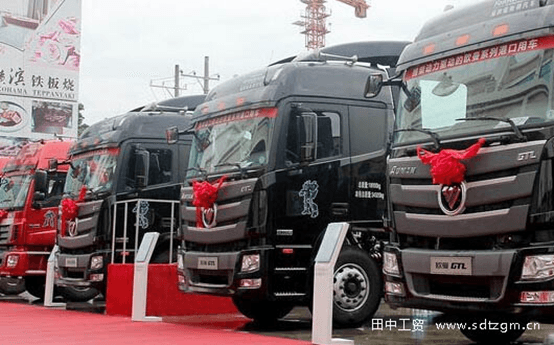 活動現(xiàn)場展示出的福田歐曼GTL和ETX港口牽引車