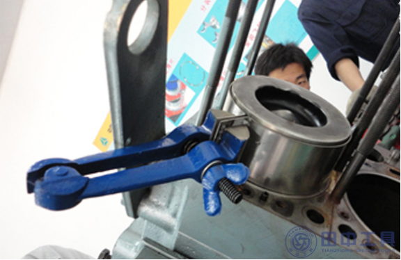 發(fā)動機(jī)活塞安裝工具使用案例圖