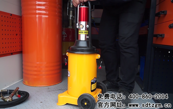 山東田中卡車(chē)養(yǎng)護(hù)搶修服務(wù)車(chē)核心設(shè)備氣動(dòng)黃油機(jī)