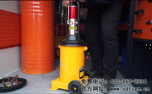 移動(dòng)式上門(mén)保養(yǎng)服務(wù)車(chē)車(chē)氣動(dòng)黃油機(jī)使用圖片