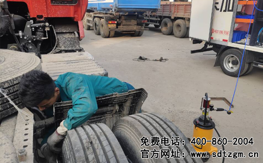 移動(dòng)式上門(mén)保養(yǎng)服務(wù)車(chē)養(yǎng)護(hù)功能——黃油潤(rùn)油脂加注
